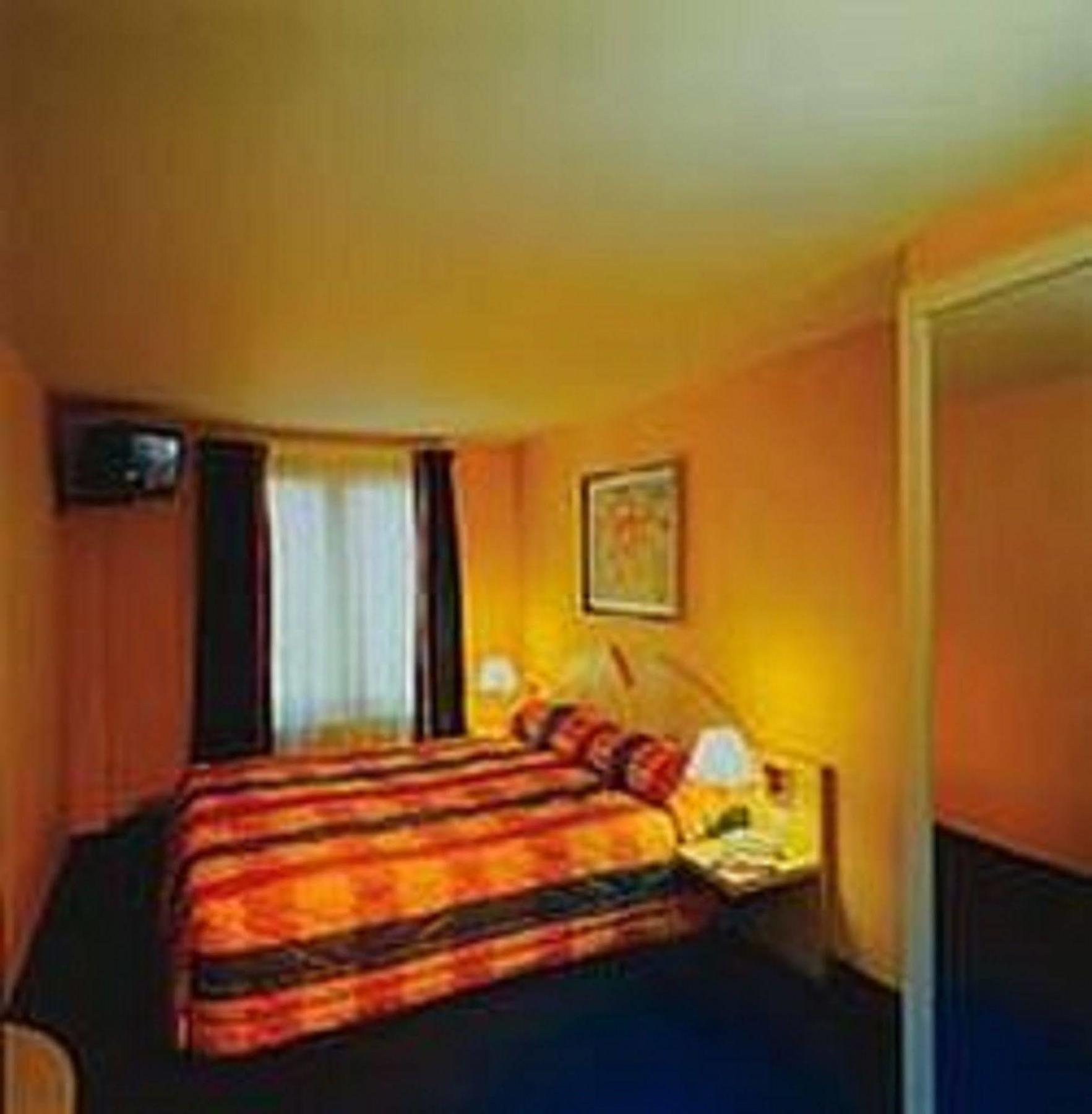 Grand Hotel Du Calvados Paris Quarto foto